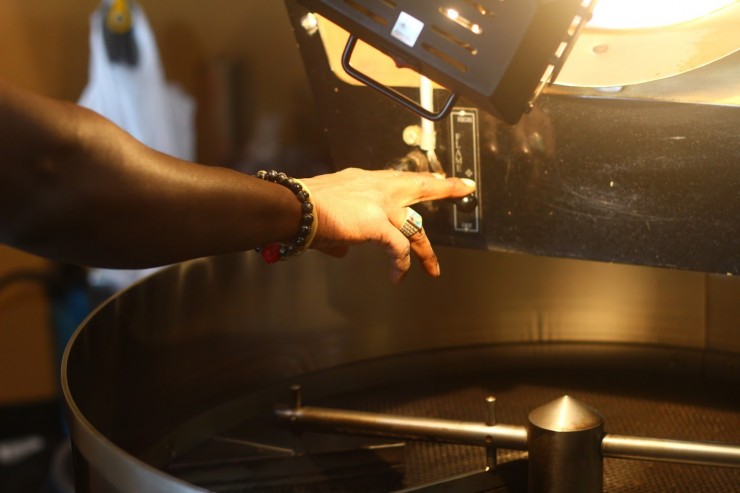 coffee roasting machine with hand 1